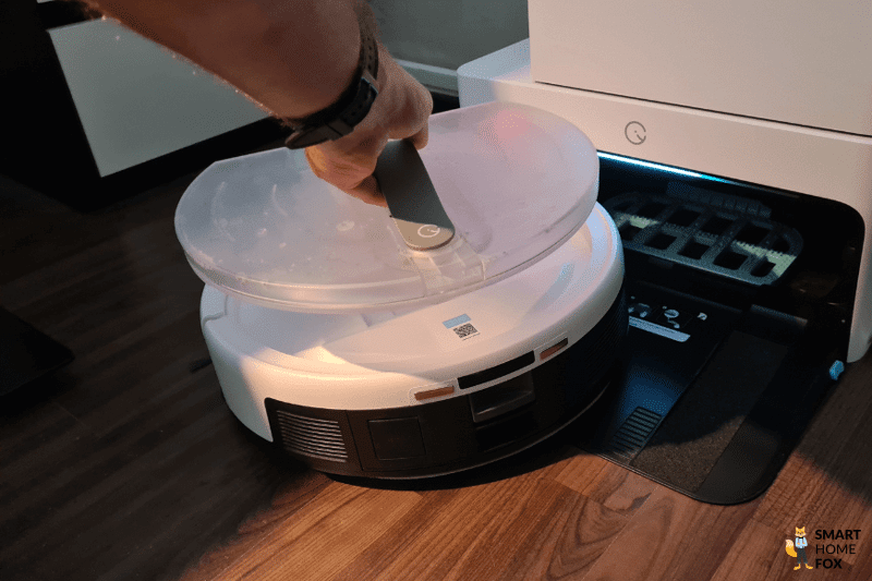 Der Ufo-förmige Wassertank des Yeedi Cube ist zu sehen.